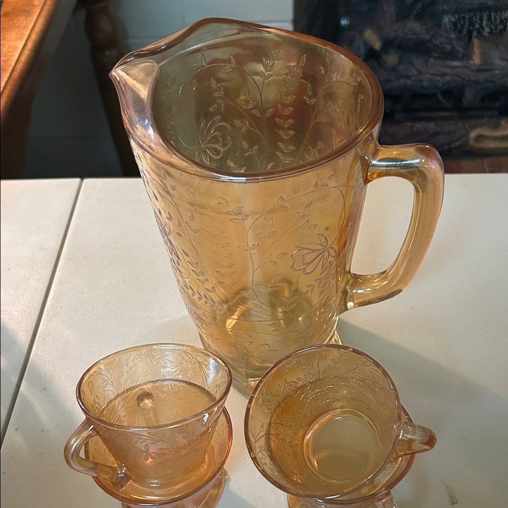 Depression glass picture and four cups